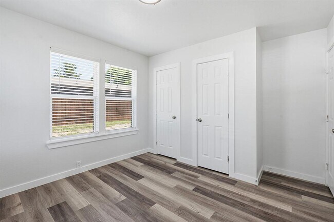 Building Photo - 1911 Hearthside Dr