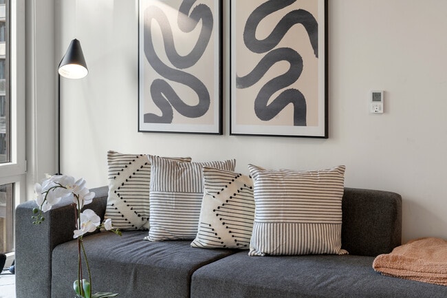 Building Photo - Central 4BR Apartment – Modern Living in Chicago