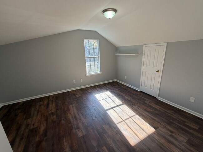 Building Photo - Remodeled bathrooms, new kitchen in this Nashville beauty - REDUCED!!