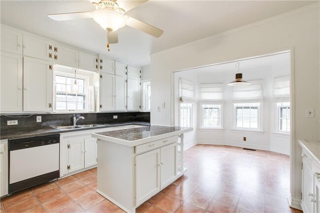 Building Photo - 1600 NW 38th St