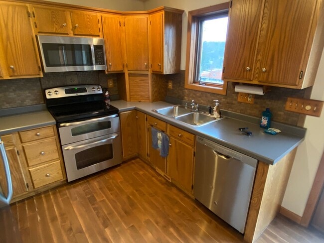 Building Photo - 3-Bedroom, 3-Full Bath Single Family Home with Amazing City Views