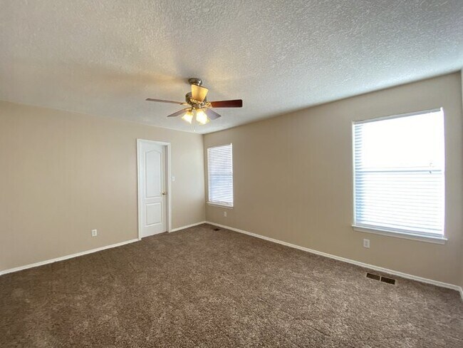 Building Photo - 2 Story - Master on Main Floor - Loft Upst...