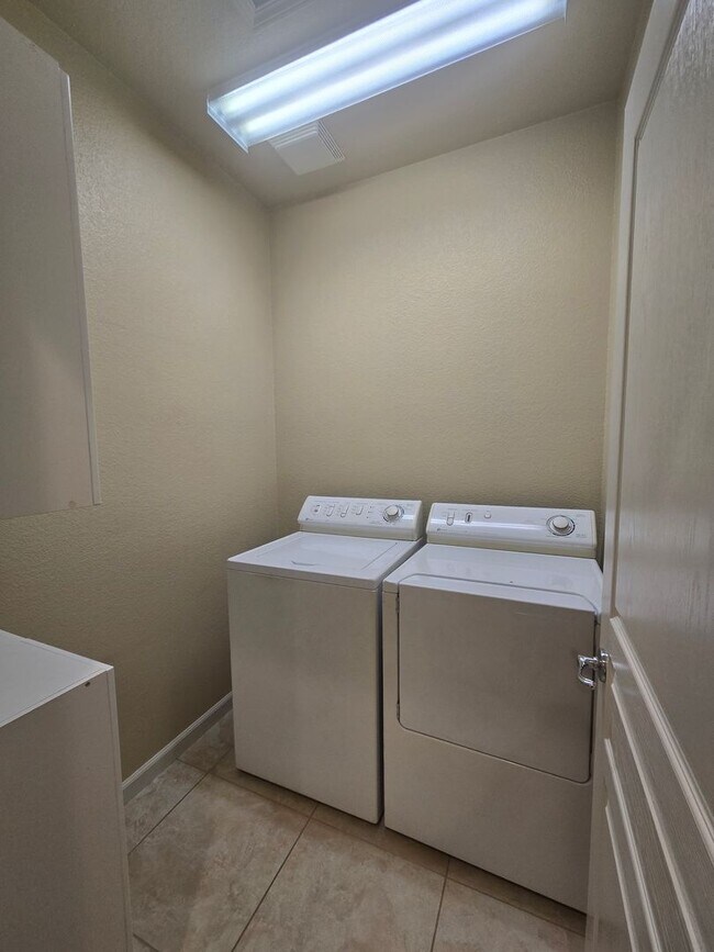 Building Photo - 339 Applegate Dr