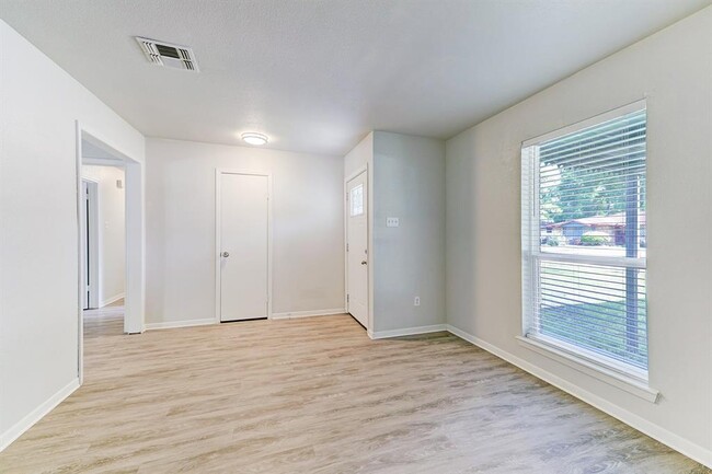 Building Photo - 1530 W Donovan St