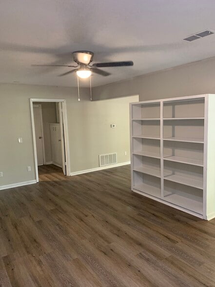 Dining room with built in bookcase. - 1903 Ginnett Rd