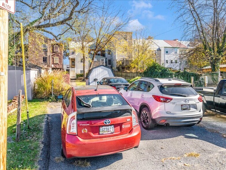 Building Photo - 313 S Market St