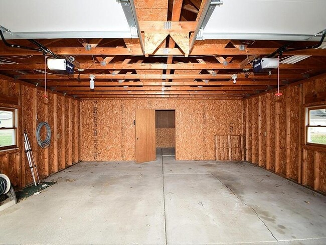 Building Photo - 405 E 5th St