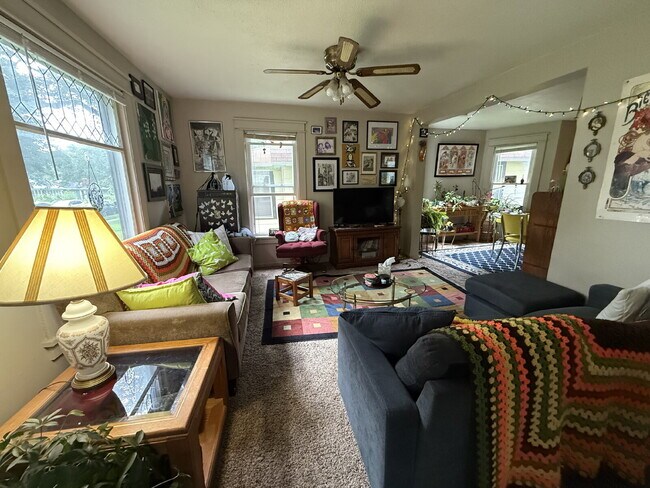Building Photo - Spacious 2 bedroom, 1 bath home in highly ...