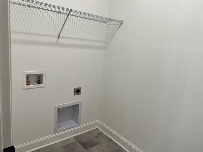 Building Photo - Spacious Townhome Located Minutes from Downtown Gallatin and Hendersonville!