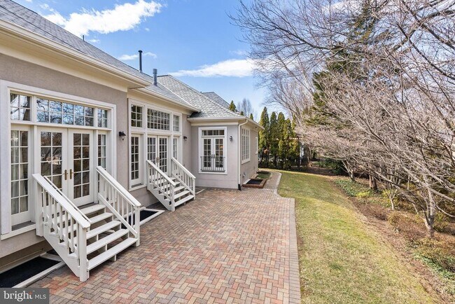 Building Photo - 7440 Old Maple Square