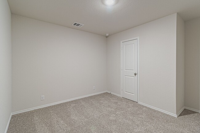 Building Photo - $300 OFF 1ST MONTH RENT IF YOU MOVE IN WIT...