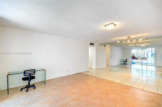 Building Photo - 301 NE 14th Ave