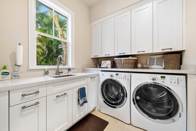 Building Photo - 120 Grove Way