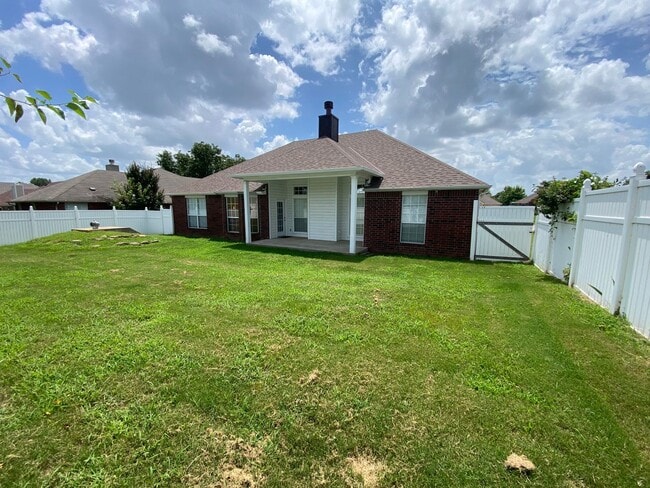 Building Photo - Great location with easy highway access.