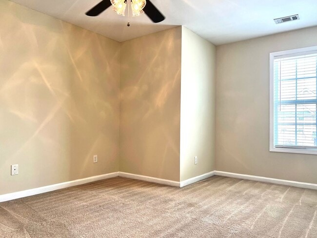 Building Photo - Large 4 Bedroom 2.5 Bath Home