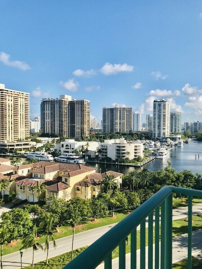 Building Photo - 19900 E Country Club Dr