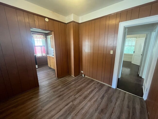 Building Photo - One bedroom in Alton