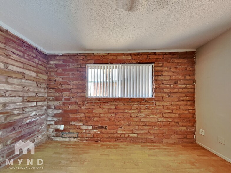 Building Photo - 910 S Dorsey Ln