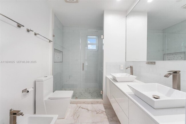 Building Photo - 801 NE 76th St