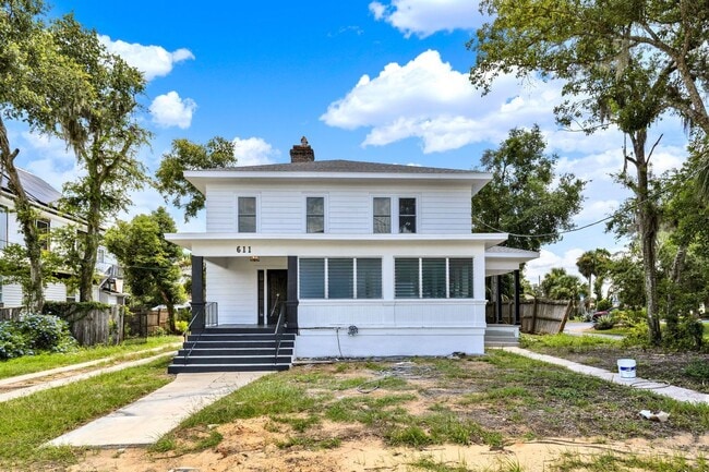 Building Photo - Beautifully renovated 3-bedroom, 2-bathroom upstairs apartment in the heart of historic Eustis!