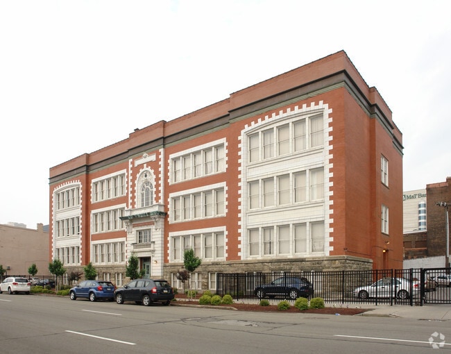 Primary Photo - Oak School Lofts