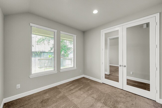 Building Photo - 328 Rise Ln