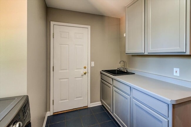 Building Photo - Beautifully updated 4 bedroom home in Southbridge, Waunakee