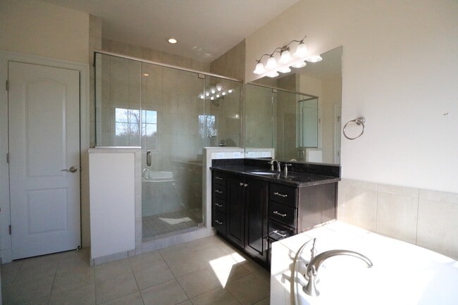 Building Photo - SHORT TERM LEASE AVAILABLE -- Luxury TH in Bethesda - 4 bed + 3.5 ba - Elevator TH in Gated commu...