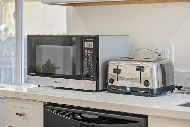 Building Photo - 422 Morse Ave