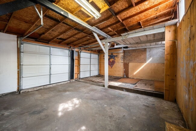Building Photo - Centrally Located Home With Unbelievable C...
