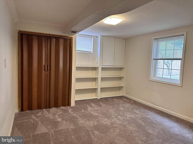 Building Photo - Charming Cul-de-Sac Home in a Prime Location