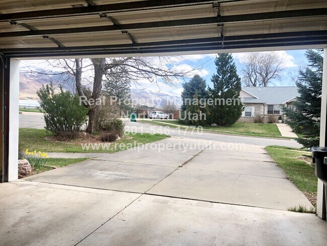 Building Photo - Updated 5 Bedroom 5 Bath Home in Layton Available!