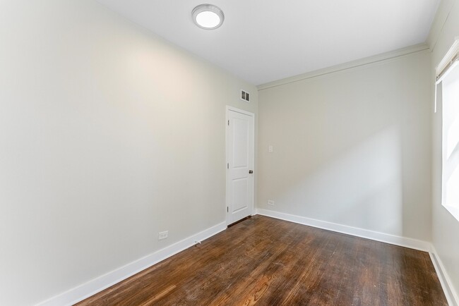 Building Photo - 1121 N Leclaire Ave