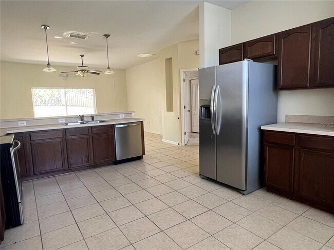 Building Photo - 209 Round Man St