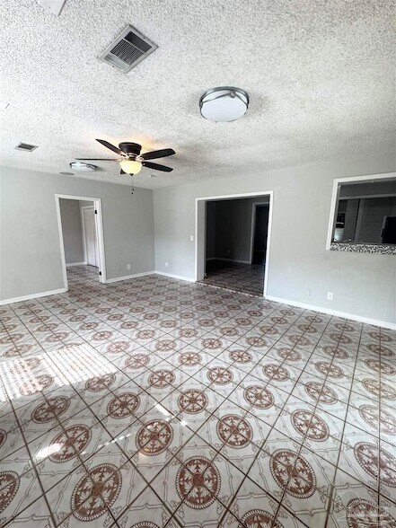 Building Photo - 802 Blue Springs Dr