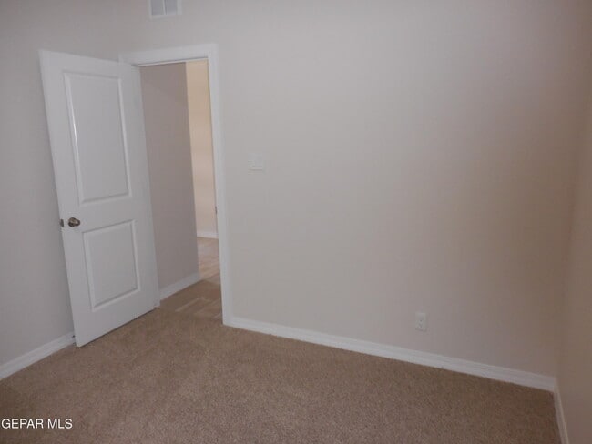 Building Photo - 561 Oakmont