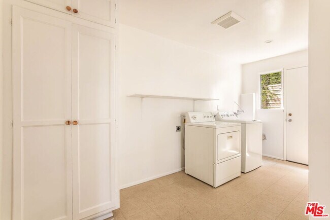 Building Photo - 2535 Ivanhoe Dr