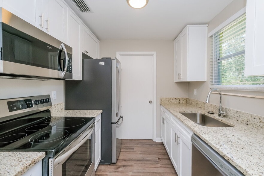 Building Photo - 9499 Hayes St