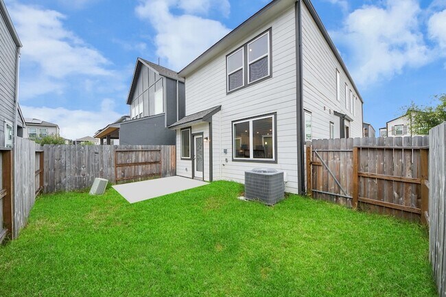 Building Photo - 3830 Glossy Lk Dr