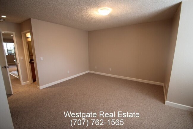 Building Photo - Lovely 1 Bedroom/1 Bathroom West Petaluma Condo Available Now