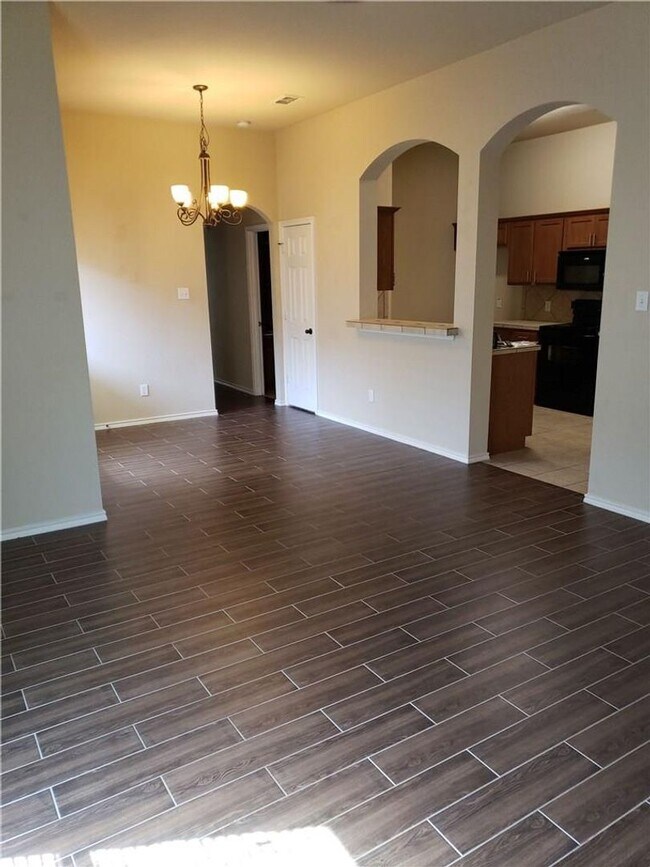 Building Photo - 1426 Ravenwood Dr