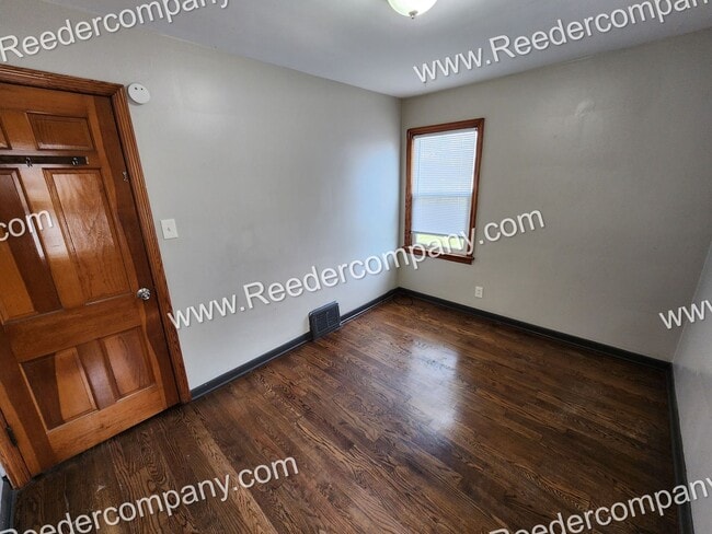 Building Photo - Updated 2 bedroom 1 bathroom house