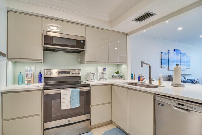 Building Photo - 6260 Palma Del Mar Blvd S