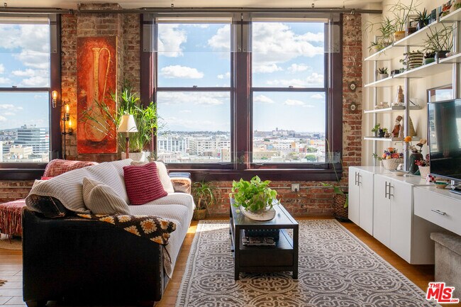 Building Photo - 460 S Spring St