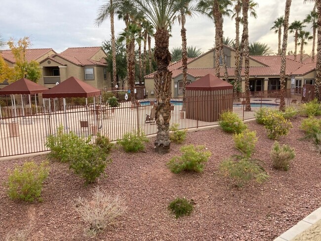 Building Photo - Gated community just minutes south of the ...