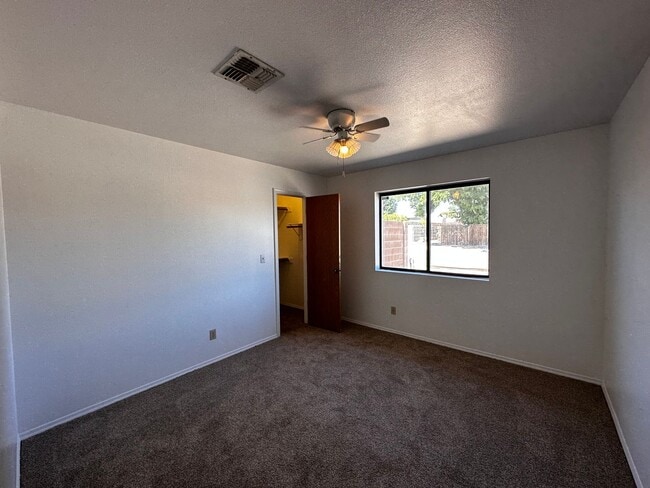 Building Photo - 3 Bedroom 2 Bathroom Home