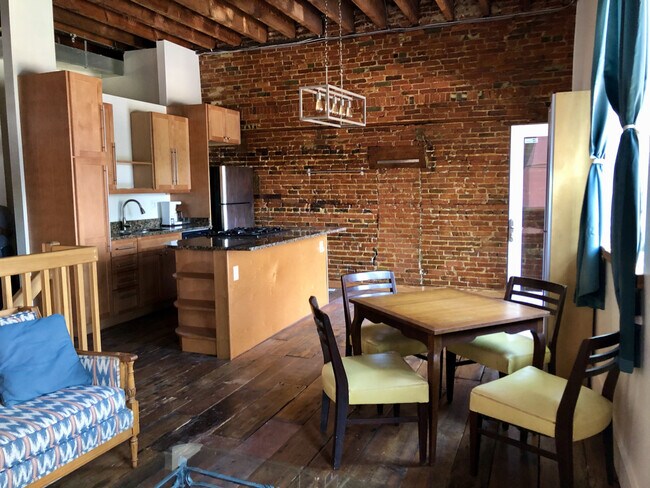 Building Photo - 2115 E Baltimore St