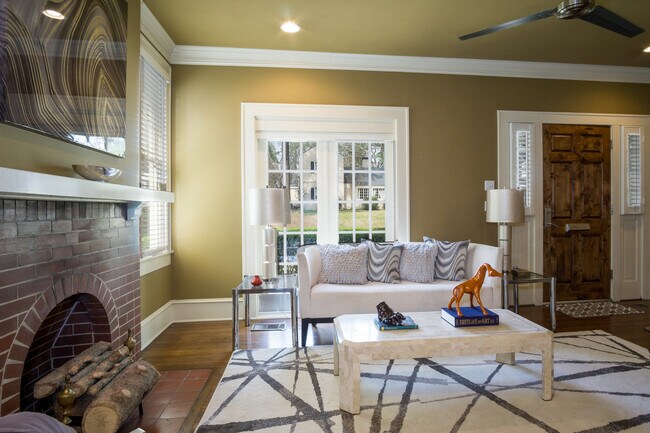 Building Photo - South Highlands