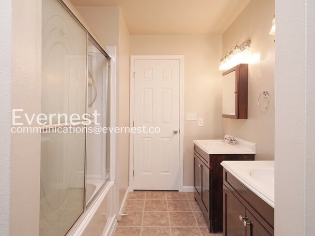 Building Photo - 2 Bed, 1.5 Bath Condo with Off-Street Parking / Available Now!