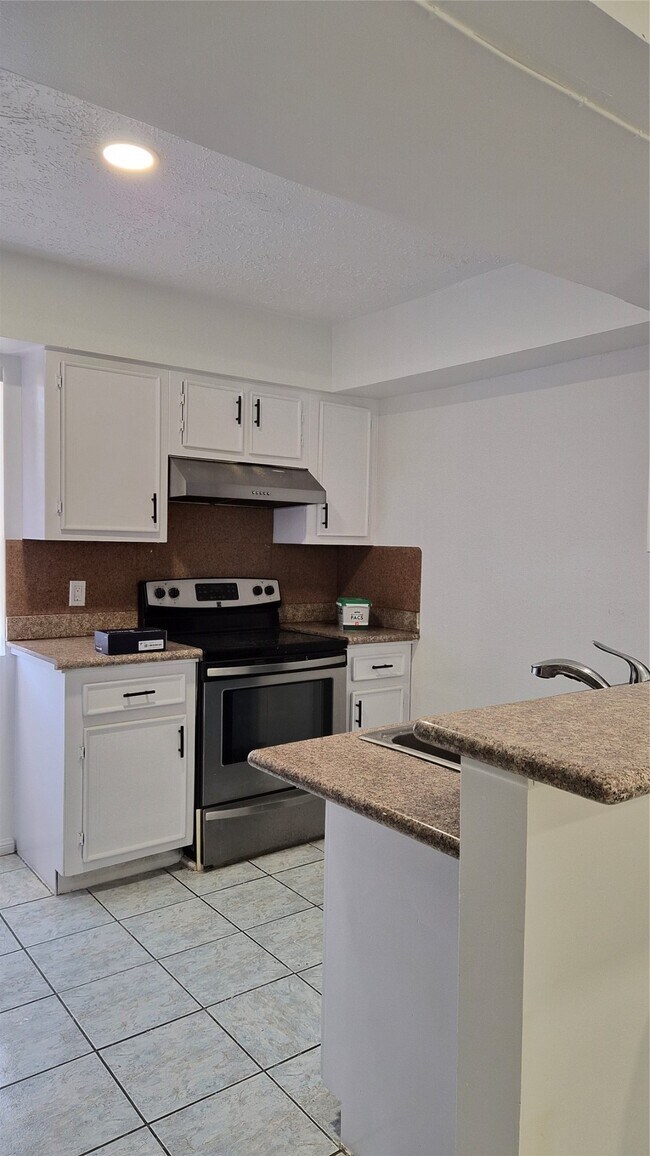 Building Photo - 8316 Beechnut St